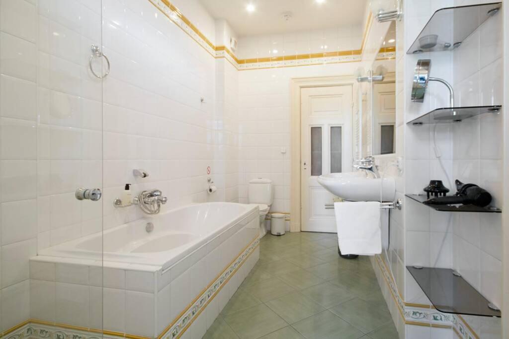 2 Bedroom 2 Bathroom Canal Apartment Amsterdam Exterior foto